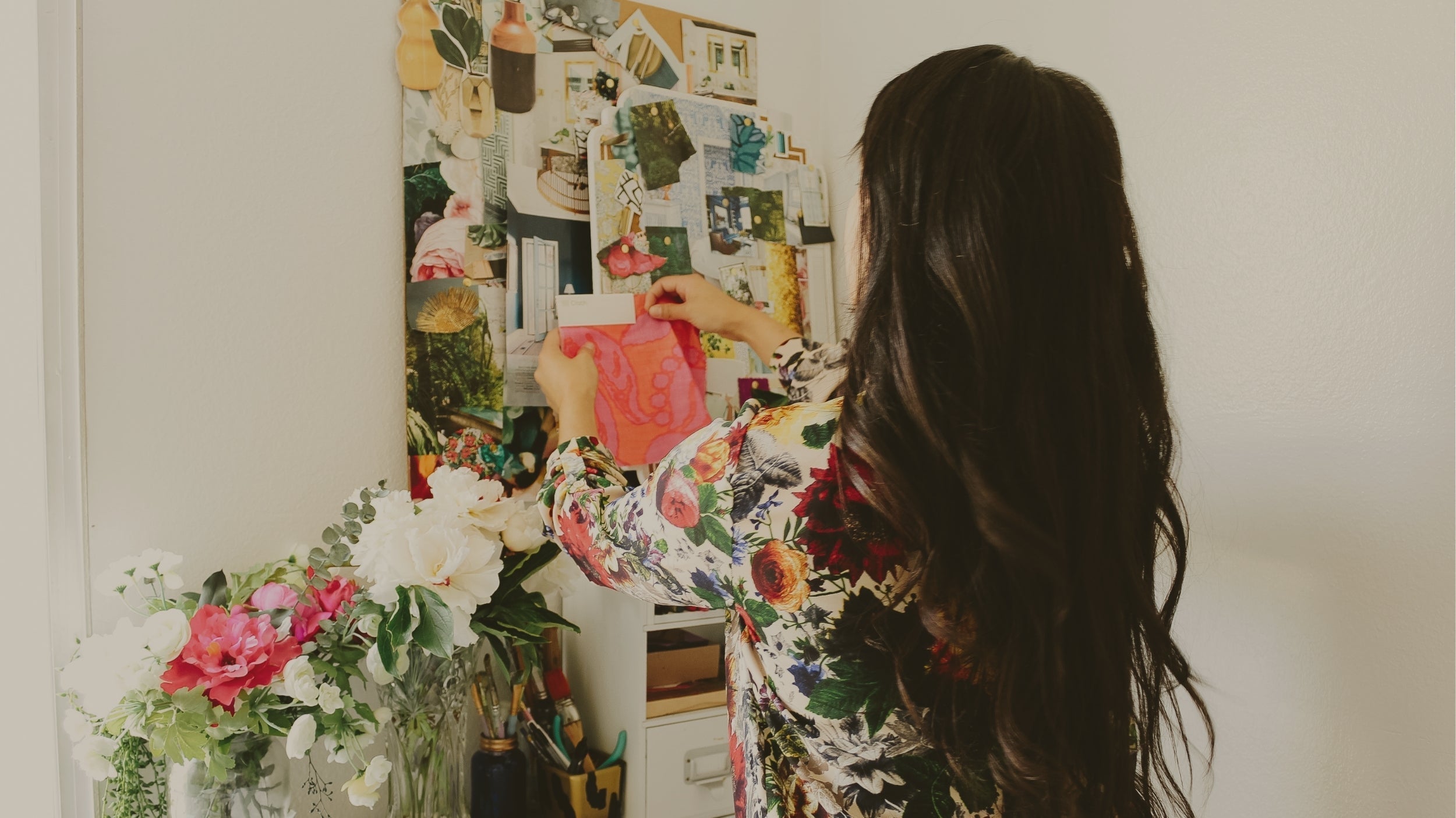 What is an art consultant?